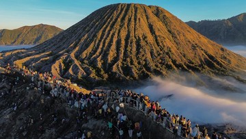 FOTO: Suasana Upacara Yadnya Kasada Suku Tengger di Gunung Bromo