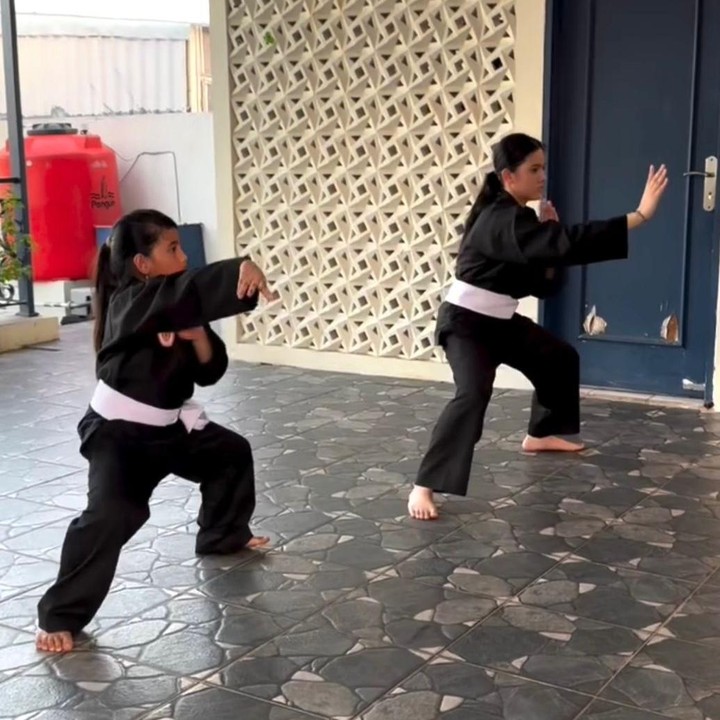 <p>Seperti video yang satu ini, Atreya dan Aneska terlihat sedang berlatih silat dengan sangat fokus. Meski hanya berlatih di rumah, keduanya tampak mengenakan seragam silat lengkap saat berlatih. Momen ini pun langsung dibanjiri komentar oleh netizen. "Udah cantik, jago silat pula," kata akun Instagram<em> @cha***.</em> "Keren kakak Atreya sama adik Aneska," ungkap<em> @veg***.</em> "Buah jatuh sebapak-bapaknya ini mah, Masya Allah tabarakallah," tambah <em>@stw***.</em> (Foto: Instagram @audyitem)</p>