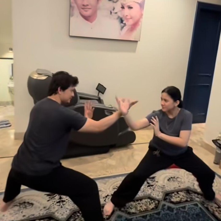 <p>Ternyata, putri sulung Audy Item ini memang sudah menekuni silat sejak kecil, lho. Dalam unggahan yang dibagikan, Atreya terlihat berlatih bersama sang Ayah dengan begitu semangat. Gerakannya pun tampak luwes dan percaya diri saat menjalani sesi latihan.&nbsp;(Foto: Instagram @audyitem)</p>