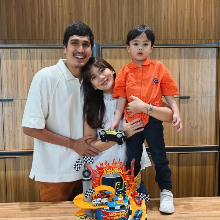 <p>Si Kecil berjenis kelamin laki-laki ini diberi nama Archibald Noah Chandrawinata. Archibald lahir pada 1 Juni 2022 dan baru saja genap berusia empat tahun. Baru-baru ini, Marcel dan Deasy merayakan ulang tahun sang putra yang lengkap dengan kue ulang tahun bertema Hot Wheels. (Foto: Instagram @deasypriscilla / @marcelchandra)</p>