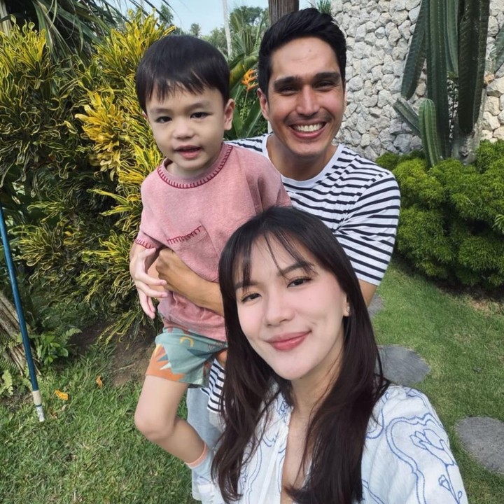 <p>Bunda masih ingat dengan Marcel Chandrawinata? Aktor tampan ini diketahui telah resmi menikah dengan Priscilla Deasy pada tahun 2017. Kebahagiaan keduanya pun kini semakin lengkap dengan kehadiran seorang putra yang menjadi warna baru di tengah keluarga kecil mereka. (Foto: Instagram @marcelchandra)</p>