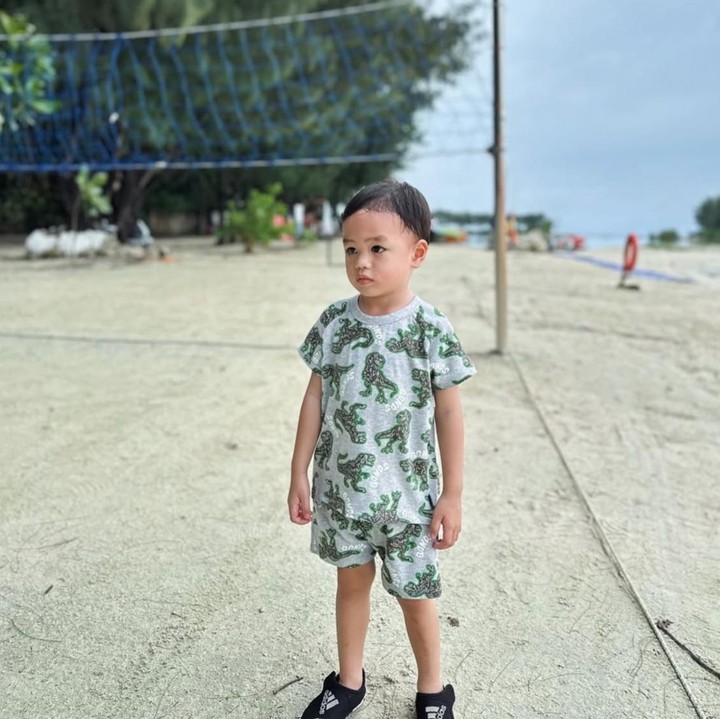 <p>Kini, Archibald tumbuh menjadi anak yang tampan dengan gaya berpakaian yang selalu terlihat keren. Marcel dan Deasy pun kerap membagikan momen kebersamaannya bersama sang putra. (Foto: Instagram @deasypriscilla)</p>