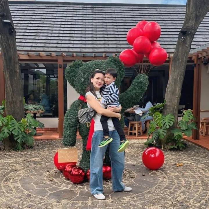 <p>Lewat akun Instagram pribadinya, Archibald terlihat diajak <em>hangout</em> bersama sang Bunda. Dalam unggahan tersebut, Si Kecil ini tampak digendong dengan penuh kasih sayang sambil menunjukkan ekspresinya yang menggemaskan. (Foto: Instagram @deasypriscilla)</p>