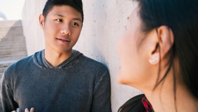 7 Sinyal Halus yang Sering Muncul Saat Seseorang Menaruh Hati Padamu