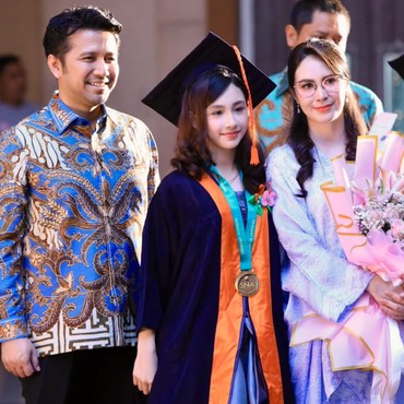Buah Hati Lulus SD, Arumi Bachsin Merasa Udah Tua