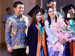 Buah Hati Lulus SD, Arumi Bachsin Merasa Udah Tua