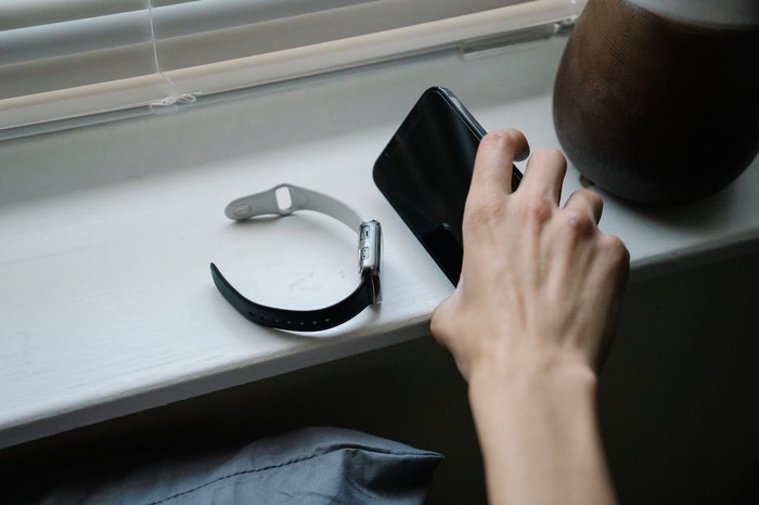 Batasi dan lakukan digital detox dengan menjauhkan perangkat elektronik yang digunakan/Foto dok: Pexels/Eren Li