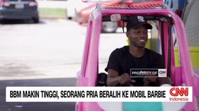 Kenaikan harga bahan bakar membuat banyak orang mencari cara untuk menghemat pengeluaran.
Namun, seorang pria di Amerika Serikat memiliki solusi yang tidak biasa. Ia memodifikasi mobil mainan Barbie menjadi kendaraan sungguhan yang dapat melaju di j