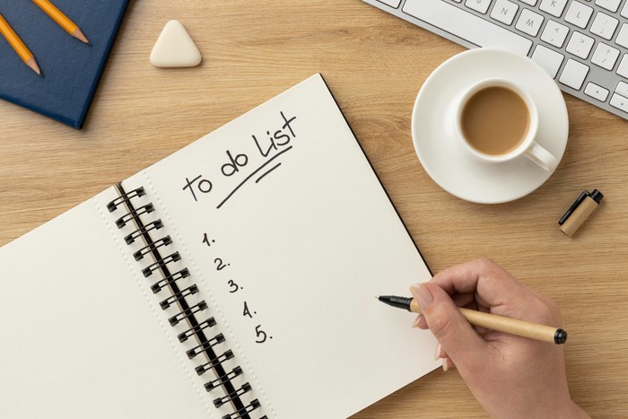 Cegah burnout bisa dengan membuat to-do list mingguan untuk bekerja/Foto: Freepik/Jcomp