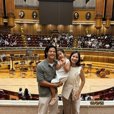 Main Hujan Bareng Anak Jadi Kenangan Indah yang Diabadikan Dion Wiyoko