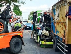 Truk Seruduk Truk di Lingkar Selatan Klaten, Sopir dan Kondektur Kejepit