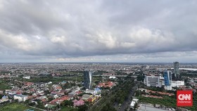 Warga Surabaya merasakan fenomena 'bediding' dengan suhu dingin di malam hari akibat awal musim kemarau.