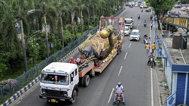 Patung Raksasa Messi Dibongkar di India