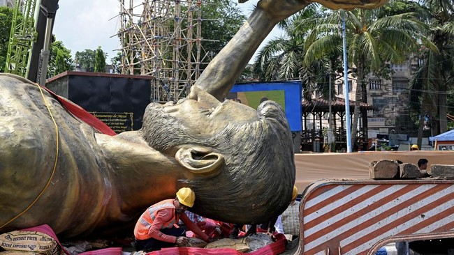 Patung Raksasa Messi Dibongkar di India