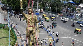 Patung Raksasa Messi Dibongkar di India