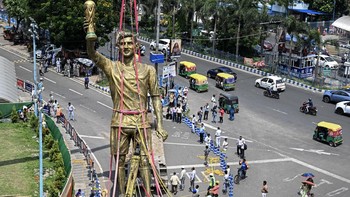 Patung Raksasa Messi Dibongkar di India