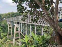 6 Fakta Aksi Nekat Pria di Jembatan Cirahong