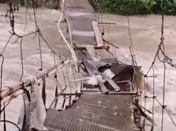 Jembatan Gantung Hancur Diterjang Banjir di Mamasa, 100 Warga Terisolir