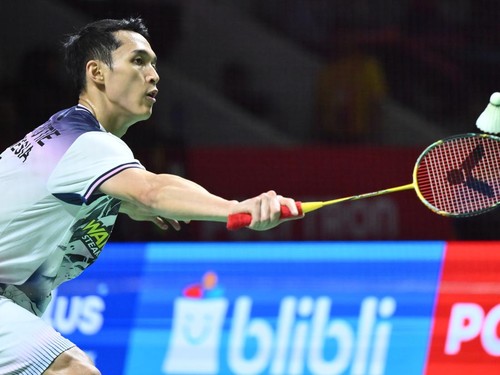Pebulu tangkis tunggal putra Indonesia Jonatan Christie berusaha mengembalikan kok ke arah tunggal putra Singapura Jia Heng Jason Teh pada babak 32 besar  Polytron Indonesia Open 2026 di Istora Senayan, Jakarta, Selasa (2/6/2026). Jonatan Christie me
