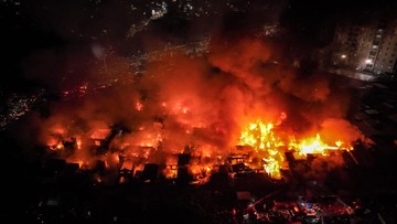 Jakarta Fire Displaces 330 Families, Affects 250 Homes in Kebon Kosong