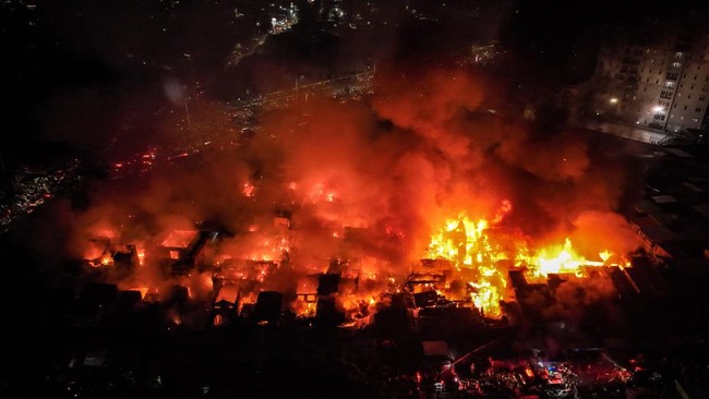 Foto udara suasana kebakaran melanda permukiman di Jalan Kemayoran Gempol, Kebon Kosong, Kemayoran, Jakarta, Senin (1/6/2026). Sebanyak 33 unit mobil pemadam kebakaran beserta 100 personel dikerahkan untuk menangani kebakaran yang melanda permukiman 