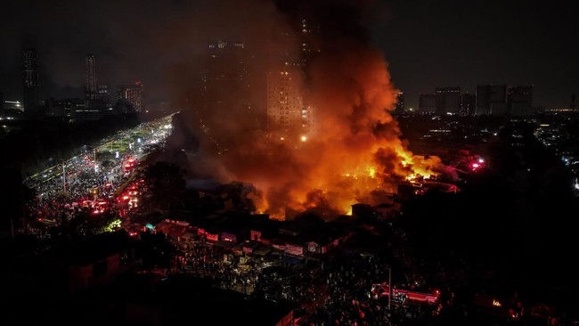 Foto udara suasana kebakaran melanda permukiman di Jalan Kemayoran Gempol, Kebon Kosong, Kemayoran, Jakarta, Senin (1/6/2026). Sebanyak 33 unit mobil pemadam kebakaran beserta 100 personel dikerahkan untuk menangani kebakaran yang melanda permukiman