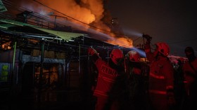 Petugas Suku Dinas Penanggulangan Kebakaran dan Penyelamatan (Gulkarmat) melakukan pemadaman api di Jalan Kemayoran Gempol, Kebon Kosong, Kemayoran, Jakarta, Senin (1/6/2026). Sebanyak 33 unit mobil pemadam kebakaran beserta 100 personel dikerahkan u