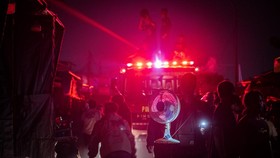 Warga membawa perabotan rumah saat terjadi kebarakan di Jalan Kemayoran Gempol, Kebon Kosong, Kemayoran, Jakarta, Senin (1/6/2026). Sebanyak 33 unit mobil pemadam kebakaran beserta 100 personel dikerahkan untuk menangani kebakaran yang melanda permuk