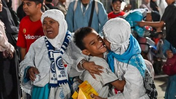 Seorang haji memeluk kerabatnya saat tiba di Asrama Haji Pondok Gede, Jakarta, Selasa (2/6/2026) dini hari. Sebanyak 391 orang haji yang tergabung dalam kelompok terbang (kloter) pertama debarkasi Jakarta telah tiba di tanah air melalui Bandara Inter