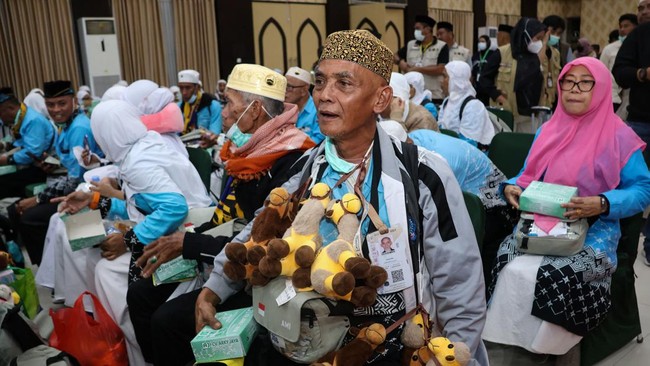 Jamaah haji mengikuti prosesi penyambutan saat tiba di Asrama Haji Makassar, Sulawesi Selatan, Selasa (2/6/2026) dini hari. Sebanyak 391 orang haji yang tergabung dalam kelompok terbang (kloter) pertama debarkasi Makassar telah tiba di tanah air mela