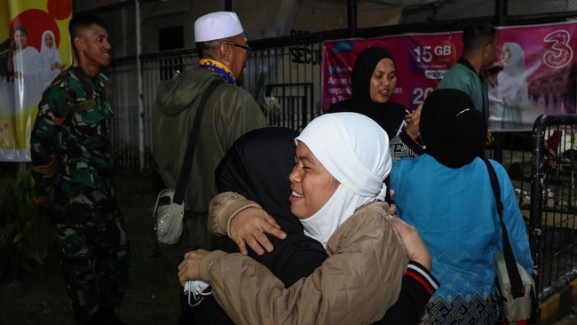 Seorang haji memeluk kerabatnya saat tiba di Asrama Haji Makassar, Sulawesi Selatan, Selasa (2/6/2026) dini hari. Sebanyak 391 orang haji yang tergabung dalam kelompok terbang (kloter) pertama debarkasi Makassar telah tiba di tanah air melalui Bandar