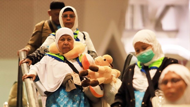 Jamaah haji kloter pertama debarkasi Medan tiba di Bandara Internasional Kualanamu, Kabupaten Deli Serdang, Sumatera Utara, Selasa (2/6/2026). Sebanyak 360 orang haji kloter pertama debarkasi Medan asal Kota Binjai dan Kota Medan tiba di tanah air us