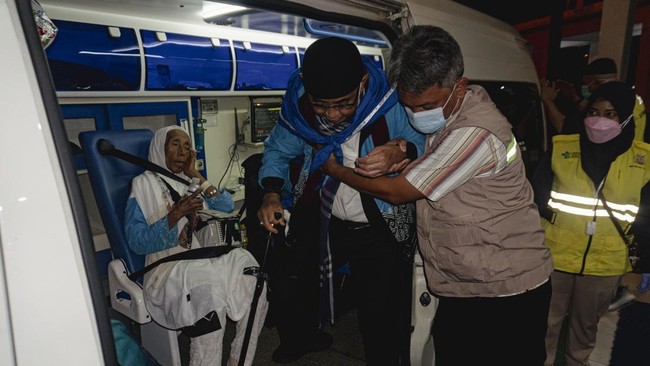 Petugas membantu seorang haji lansia turun dari ambulans setibanya di Asrama Haji Batam, Kepulauan Riau, Senin(1/6/2026). Panitia Penyelenggara Ibadah Haji (PPIH) Debarkasi Batam menerima kedatangan 445 haji kloter pertama yang tiba di Batam usai men