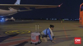 Tiba di Tanah Air, Kloter Pertama Haji Jatim Sujud Syukur di Aspal