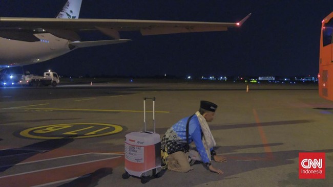 Tiba di Tanah Air, Kloter Pertama Haji Jatim Sujud Syukur di Aspal