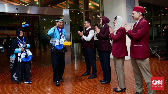 Kelompok terbang (kloter) pertama jemaah haji Embarkasi Pondok Gede tiba di Tanah Air melalui Bandara Internasional Soekarno-Hatta (Soetta), Tangerang, Banten, Senin (1/6) malam. Setibanya di bandara, para jemaah langsung diarahkan menuju Terminal 2F