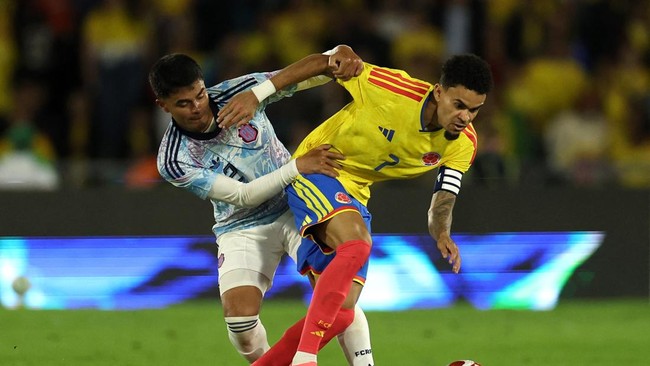 Bintang timnas Kolombia, Luis Diaz coba diadang oleh pemain Kosta Rika. Winger Bayern Munchen itu mencetak dua gol di pertandingan ini.