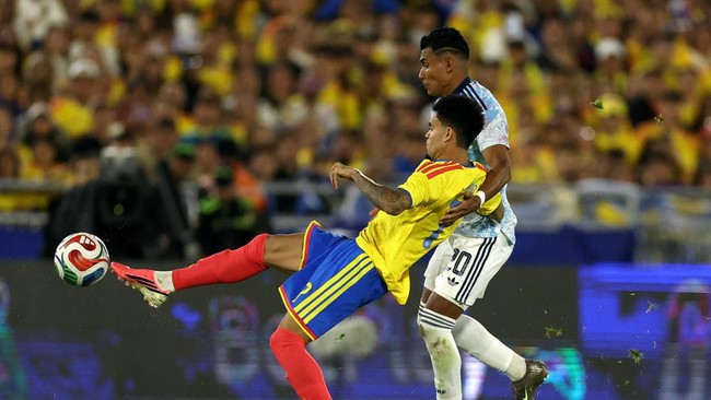 Luis Diaz mencetak masing-masing satu gol di tiap babak untuk membantu Kolombia mengamankan kemenangan di hadapan publik sendiri.
