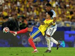 Soccer Football - International Friendly - Colombia v Costa Rica - Estadio Nemesio Camacho El Campin, Bogota, Colombia - June 1, 2026 Colombia's Luis Diaz in action with Costa Rica's Haxzel Quiros REUTERS/Luisa Gonzalez