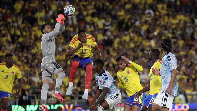 Soccer Football - International Friendly - Colombia v Costa Rica - Estadio Nemesio Camacho El Campin, Bogota, Colombia - June 1, 2026 Colombia's David Ospina and Yerry Mina in action with Costa Rica's Jeyland Mitchell REUTERS/Luisa Gonzalez