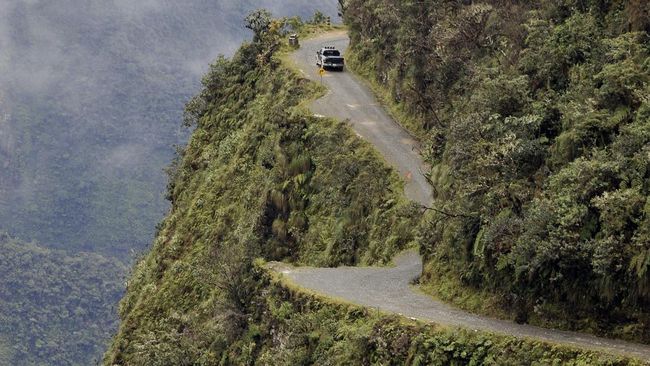 Yungas Road di Bolivia, jalur yang dijuluki 'Jalan Kematian' karena telah banyak memakan korban jiwa.