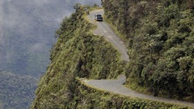 Yungas Road di Bolivia, jalur yang dijuluki 'Jalan Kematian' karena telah banyak memakan korban jiwa.