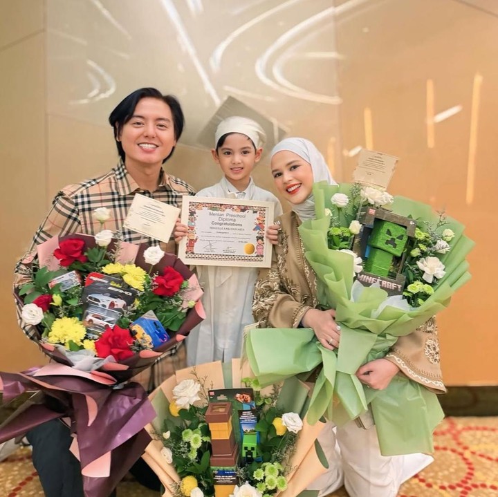 <p>Putra sulung pasangan artis Cut Meyriska dan Roger Danuarta, Shaquille Kaili Danuarta baru saja lulus sekolah di Mentari Preschool. Momen bahagia tersebut dibagikan oleh Cut Meyriska melalui akun Instagram pribadinya. Tak lupa, ia juga menuliskan pesan manis untuk sang putra tercinta. Dalam unggahannya, Cut Meyriska mengungkapkan harapan dan doa terbaik untuk Shaquille. "Kepada <em>@shaquillekailidanuarta</em>. Mimpikan sejuta mimpi, nak, dan semoga kamu meraih kebesaran dalam hidupmu. Kami mencintaimu, selamanya!" ungkapnya, dikutip dari akun Instagram <em>@cutratumeyriska</em>. (Foto: Instagram @cutratumeyriska)</p>