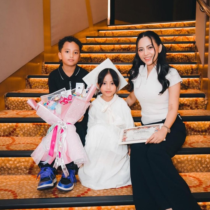 <p>Rachel Vennya bersama putra sulungnya, Xabiru Oshe Al Hakim, kompak menghadiri acara kelulusan <em>preschool</em> putri keduanya, Aurorae Chava Al-Hakim. Di momen tersebut, Xabiru terlihat membawa buket bunga sebagai bentuk apresiasi untuk sang adik, Chava. Momen itu pun turut dibagikan Rachel melalui akun Instagram pribadinya. Ia juga menuliskan pesan menyentuh dalam unggahannya. "Sejuta mimpi untuk dunia yang akan kita ciptakan," tulis Rachel melalui Instagram-nya. (Foto: Instagram @rachelvennya)</p>