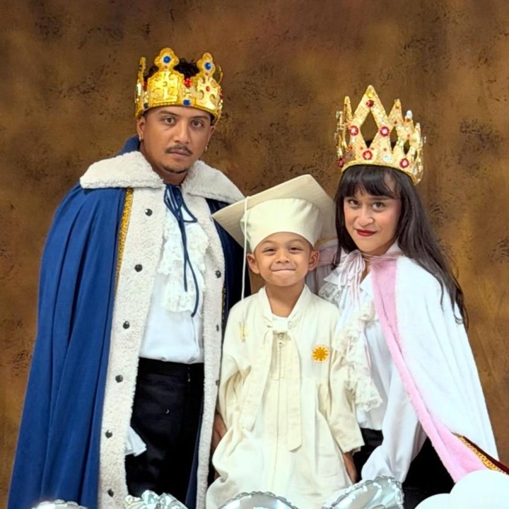 <p>Putra dari penyanyi Sal Priadi, Sejak Barat, termasuk salah satu anak artis yang lulus sekolah di tahun ini, Bunda. Melalui akun Instagram pribadinya, penyanyi yang dikenal lewat lagu <em>Gala Bunga Matahari</em> itu tampak hadir di momen kelulusan sang putra bersama istrinya, Sarah Deshita. Sal Priadi juga membagikan pesan manis untuk Sejak Barat. "Begitu banyak bapak bapak garang yang tidak segan melempar kata<em> i love you</em> huruf besar semua beserta tanda serunya ke arah panggung malam tadi, meneriakkan nama anaknya barangkali naik beberapa oktaf ke nada yang jauh lebih bangga, ibu ibu menggengam tisu, menangis haru. Satu awal perjalanan, sekuat tenaga kami akan menemanimu, di samping, di depan, di belakang, di mana pun kamu membutuhkan kami," ujarnya. (Foto: Instagram @salpriadi)</p>