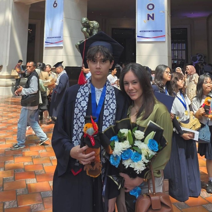 <p>Wulan Guritno tampak begitu bahagia saat menghadiri prosesi wisuda putranya yang baru saja menyelesaikan masa studi di jenjang Sekolah Menengah Pertama (SMP). Sebagai seorang Bunda, Wulan mengaku sangat bangga atas pencapaian yang diraih sang putra. "Kamu berhasil! Aku sangat bangga padamu. Selamat atas kelulusanmu dari SMP, sayangku. Teruslah berprestasi," kata Wulan lewat Instagram-nya. (Foto: Instagram @wulanguritno)</p>
