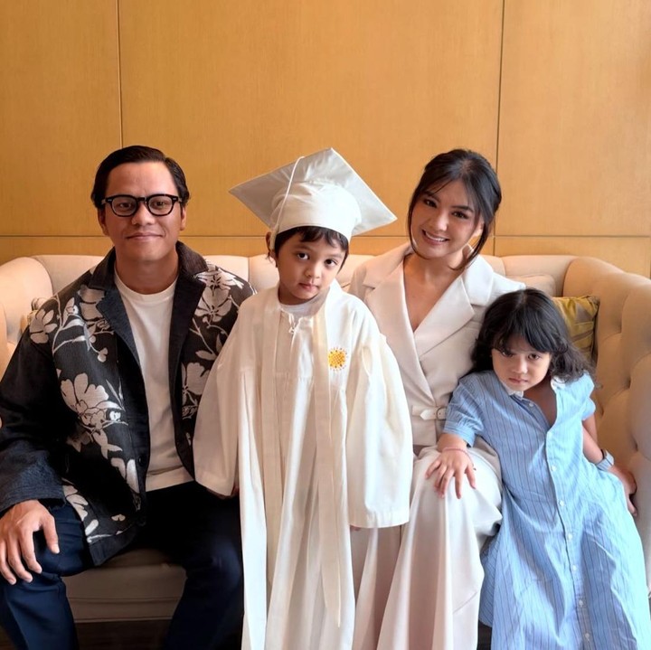 <p>Anak pertama pasangan Arief Muhammad dan Tiara Pangestika, Ibrahim Wishaka El Emran atau akrab disapa Baim, baru saja merayakan momen kelulusannya dari sekolah. Dalam unggahannya, Tiara mengungkapkan perasaan campur aduk saat melihat anaknya tumbuh besar. "Biasanya aku cukup pandai merangkai kata, tapi hari ini rasanya kehabisan kata-kata karena tidak ada yang benar-benar pas untuk menggambarkan campuran perasaan ini, saat melihat bayi kita tumbuh menjadi manusia kecil yang begitu indah, sambil diam-diam berduka karena mereka tidak akan lagi menjadi bayi kecil seperti dahulu," tulis Tiara melalui Instagram-nya. (Foto: Instagram @tiarapangestika / @ariefmuhammad)</p>