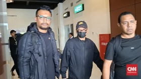 Penyidik Polres Ende, Polda NTT mengamankan eks pejabat Kementerian Sosial RI, berinisial RR yang telah ditetapkan sebagai tersangka dalam kasus dugaan korupsi bantuan kapal penangkap ikan bagi kelompok nelayan di Kabupaten Ende yang sumber anggarann