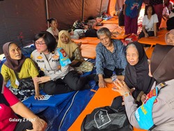 Polwan Jaga Jakarta Beri Bantuan dan Trauma Healing Korban Kebakaran Kemayoran