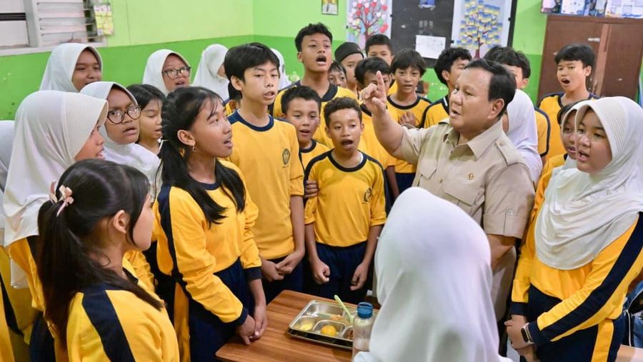 Presiden Prabowo Subianto meninjau penyelenggaraan Program Makan Bergizi Gratis (MBG) di Sekolah Menengah Pertama Negeri (SMPN) 111 Jakarta pada Selasa, (2/6/2026). (BPMI)
